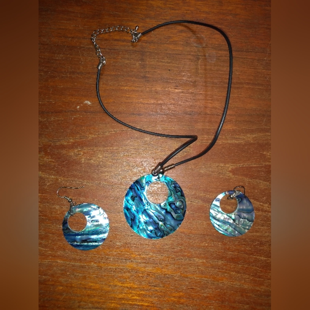 Stunning Vintage Necklace with Blue Abalone Colour Pendant & Matching Ea…